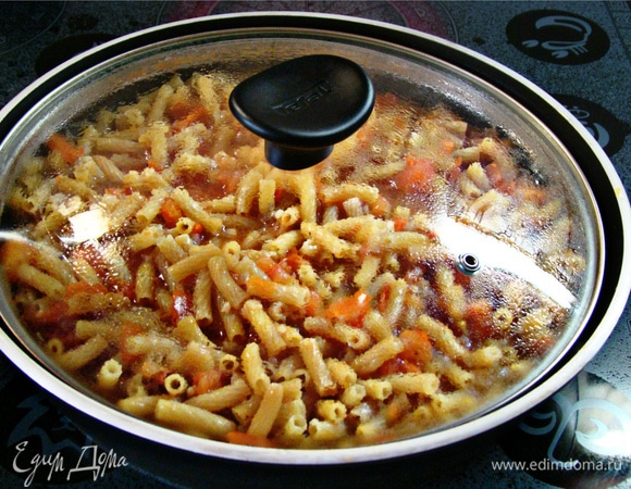 Накрыть крышкой и тушить примерно минут 10. Как только вода выкипит, а макароны еще не совсем готовы, влить еще примерно стакан кипятка (или чуть меньше, смотрите по состоянию макарон), перемешать. И опять тушить под крышкой до готовности, примерно еще минут 7–10.