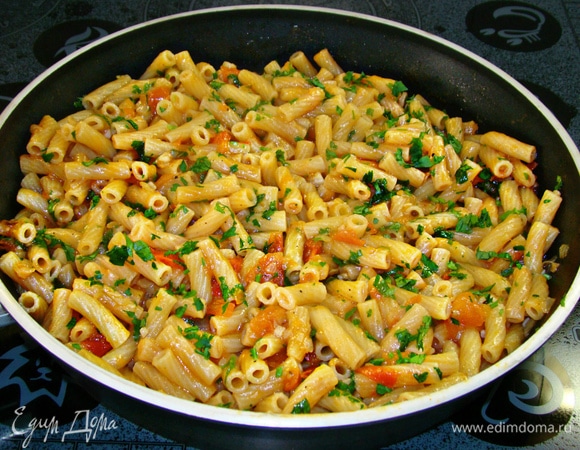 Готовые макароны посыпать рубленой зеленью и перемешать.