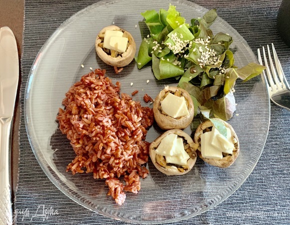 Все! Можно подавать как самостоятельное блюдо (тогда этот рецепт — одна порция), а можно с гарниром. У меня на гарнир красный рис, в него можно добавить оставшиеся ножки от грибочков.