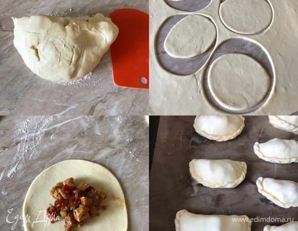 Духовку нагреть до 170°C. Посыпать рабочую поверхность мукой, раскатать тесто, вырезать кружки, каждый кружок еще немного раскатать, положить в центр начинку, сложить кружок пополам, соединив вместе края.