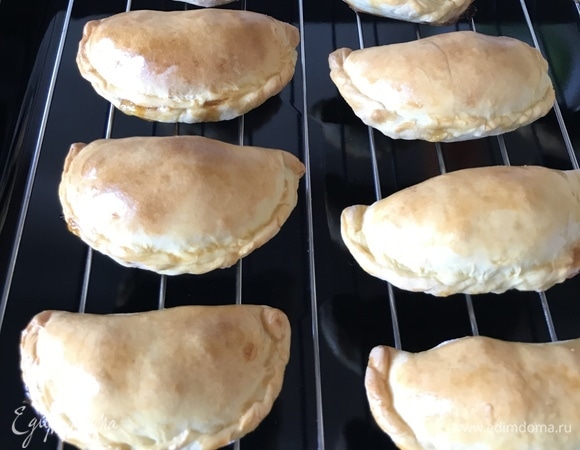 Смешать желток с молоком, смазать пирожки и отправить в духовку. Выпекать 20–25 минут. Готовые эмпанадас слегка остудить на решетке.