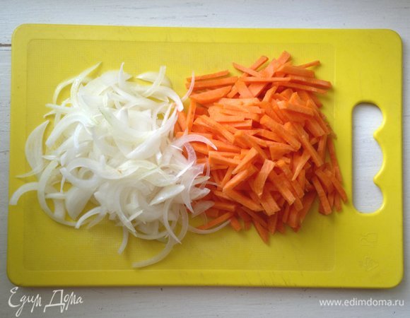 Лук и морковь почистить, вымыть, обсушить бумажным полотенцем, нарезать соломкой.