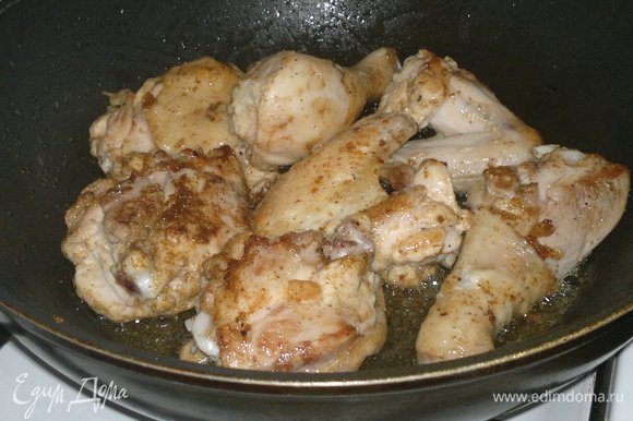В сковороде разогреть растительное масло, выложить курицу и обжарить со всех сторон до румяной корочки.