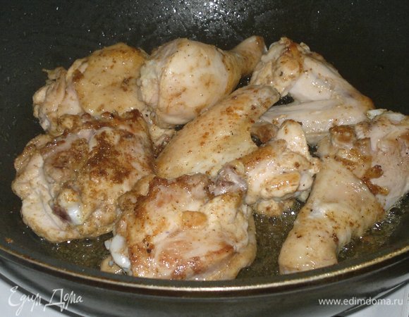 В сковороде разогреть растительное масло, выложить курицу и обжарить со всех сторон до румяной корочки.