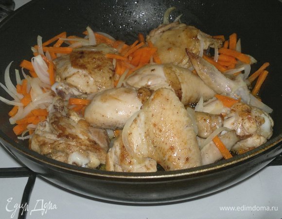 Выложить лук и морковь в сковороду к курице, обжарить, помешивая, 5 мин.
