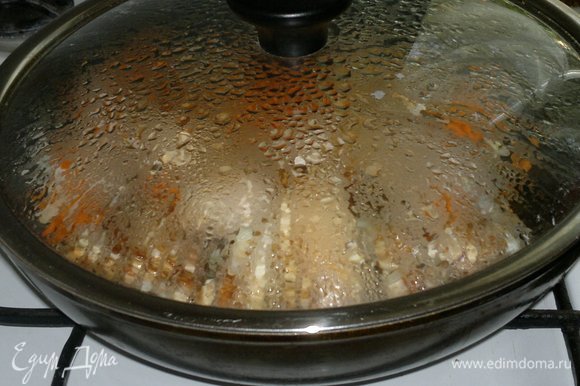 Накрыть сковороду крышкой и тушить на небольшом огне до мягкости курицы.