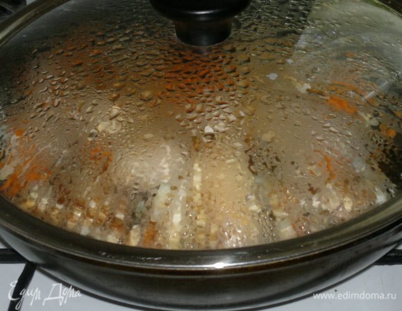 Накрыть сковороду крышкой и тушить на небольшом огне до мягкости курицы.