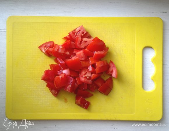 Помидоры вымыть, обсушить, нарезать небольшими кусочками.