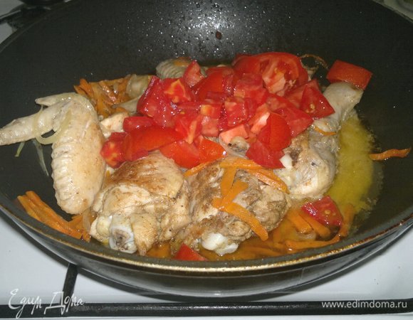 Помидоры положить в сковороду к курице и овощам, перемешать.