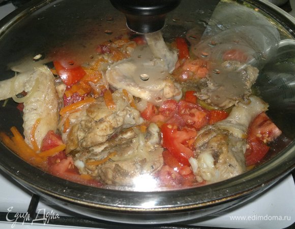 Накрыть сковороду крышкой и потушить курицу с овощами еще 5–7 мин.