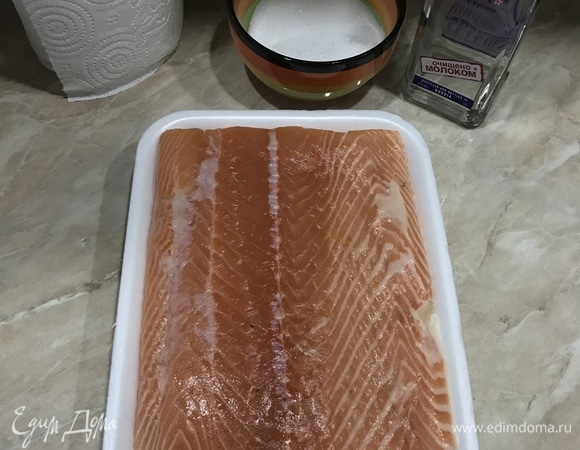 Рыбу промыть и хорошо обсушить бумажным полотенцем. Если есть косточки — извлечь пинцетом. Кожу не срезать.