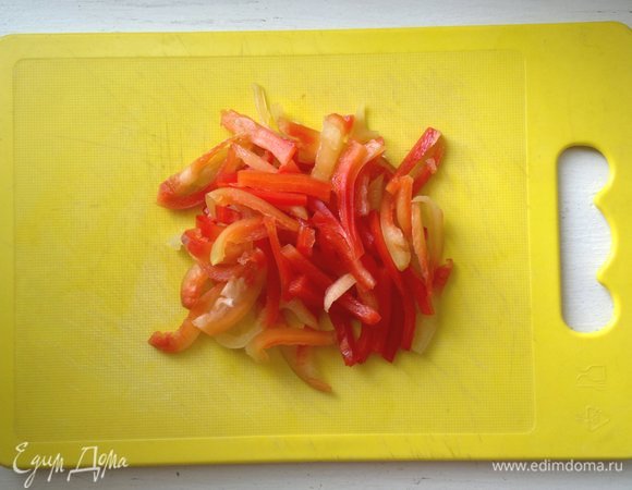 Сладкий перец помыть, обсушить. Удалить семена и перегородки, нарезать соломкой.