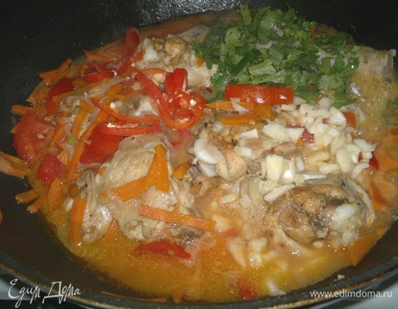 В сковороду положить острый перец, чеснок, кинзу, перемешать. Если нужно, по вкусу посолить немного и добавить специй. Аккуратно перемешать.