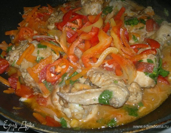 Выложить в сковороду сладкий перец, перемешать. Обжаривать, помешивая, 2–3 мин. Затем выключить огонь, накрыть крышкой и дать постоять блюду 10–15 мин.