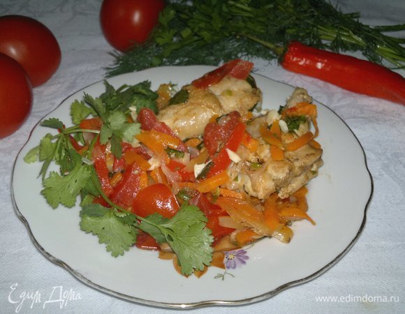 Разложить блюдо по порциям. Украсить свежей кинзой. Подавать со свежими овощами.