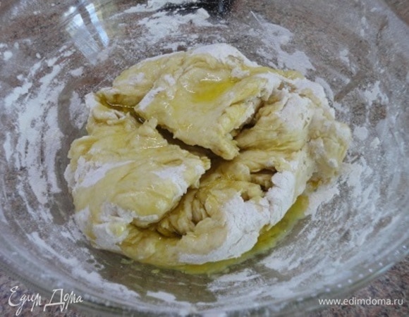 Добавить масло и хорошо вмесить его в тесто.