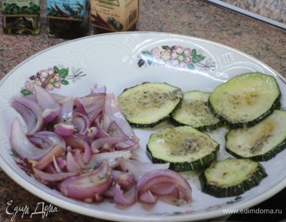 Выкладывая овощи на блюдо, поливать их масляно-чесночной заправкой.