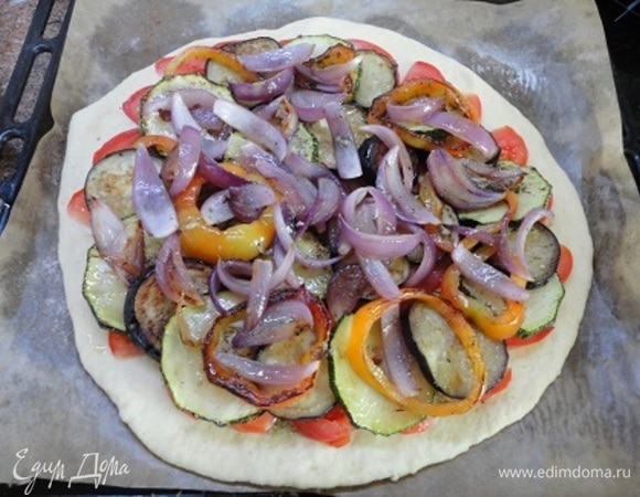 Теперь выложите овощи. Сделайте это так, как вам подсказывает настроение.