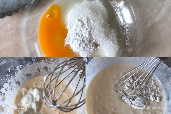 В миске взбить яйцо с сахаром и ванильным сахаром. Добавить сливочный сыр, муку и еще раз слегка взбить.