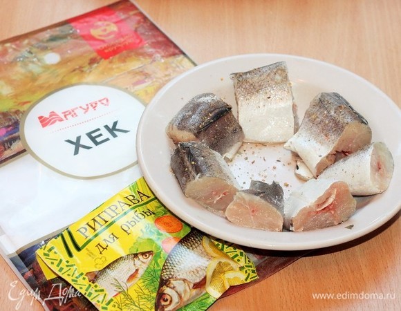 Хека ТМ «Магуро» разморозить, очистить, вымыть и нарезать на порционные кусочки. Затем посолить, поперчить и убрать в сторону.