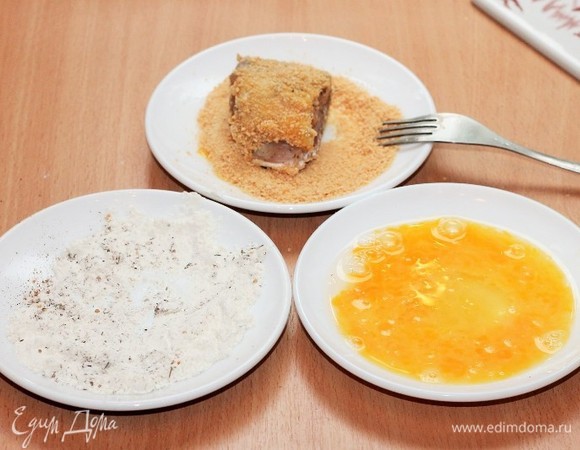 Муку смешиваем с приправой для рыбы. Яйцо взбиваем вилкой. Обваливаем кусочки рыбы вначале в муке, затем макаем в яйцо и в последнюю очередь в сухари. Обжариваем кусочки рыбы на разогретом масле до золотистой корочки. Полностью рыбку можно не зажаривать, нам нужна корочка.