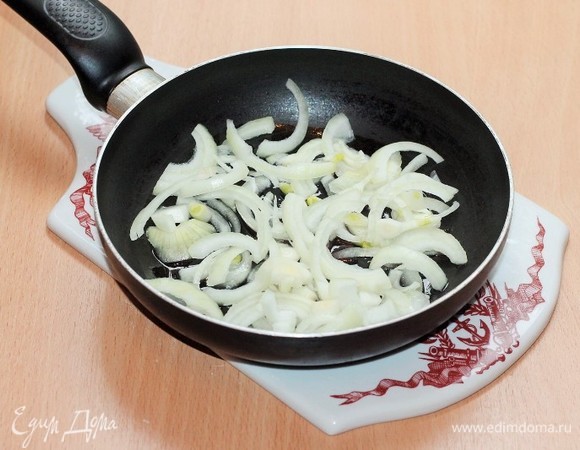 Лук обжариваем на растительном масле до прозрачности.
