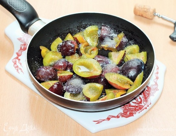 Приготовим сливовый соус. Сливу кладем в сковороду или сотейник. Добавляем вино и 1 ст. л. сахара. Тушим сливу под крышкой до готовности.