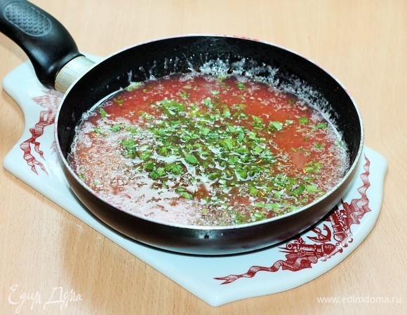 Готовую (мягкую) и немного остывшую сливу протираем через сито и опять возвращаем в сковороду. Добавляем воду, масло (1 ст. л.) и мелко порубленную зелень (кинза или петрушка), соль, перец и щепотку сахара. Пробуем на вкус. Доводим соус до кипения и небольшого загустения.