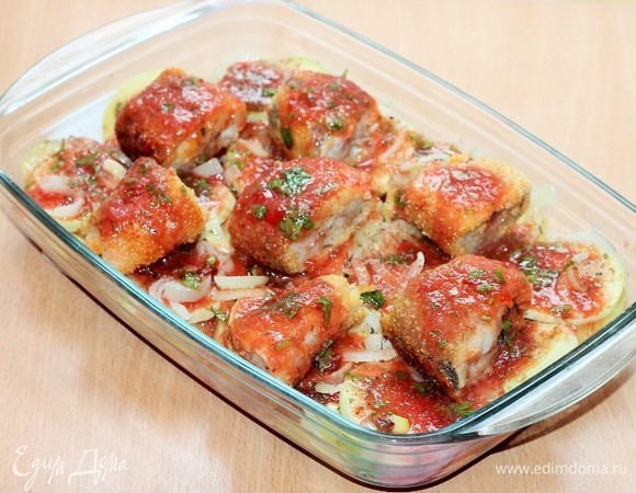 Поливаем кусочки рыбы половиной сливового соуса, а вторую половину оставляем для подачи. Закрываем форму с рыбой фольгой (не плотно) и отправляем в хорошо разогретую до 180°C духовку на 40 минут.