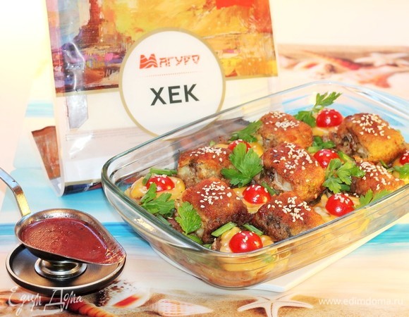 Затем фольгу снимаем, смазываем кусочки рыбы сливовым соусом и посыпаем обжаренным кунжутом.