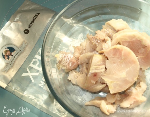 Рыбу промыть и хорошо отжать. Разобрать и нарезать небольшими кусочками.