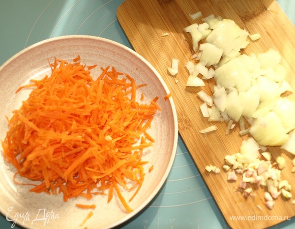 Морковь натереть на терке, лук мелко нашинковать, чеснок порубить.