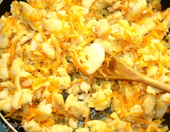 Снять с огня и добавить оставшееся сливочное масло. Оставить начинку остывать.