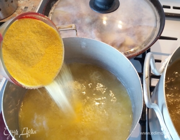 В кастрюле довести воду до кипения, посолить по вкусу (у меня это 1 ч. л.). Тонкой струйкой всыпать поленту, постоянно помешивая.