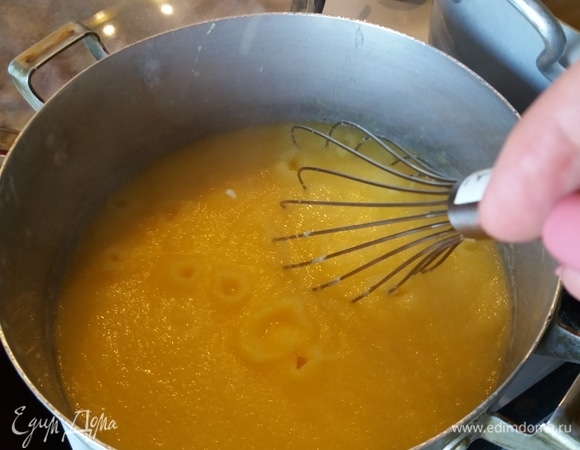 Варить на медленном огне, постоянно помешивая, 3–5 минут. Дать настояться пару минут. По желанию можно добавить сливочное масло.
