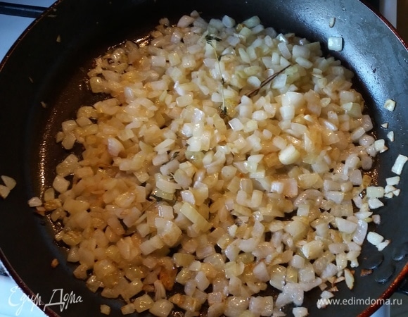 Лисички отварить в подсоленной воде 10 минут. Откинуть на дуршлаг, дать стечь. Лук нарезать мелким кубиком. Обжарить до прозрачности на сливочном масле с тимьяном.