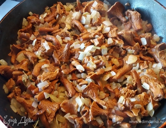 Добавить лисички, обжаривать, пока жидкость из грибов не испарится.