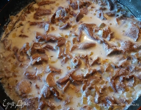 Влить сливки, посолить, проварить пару минут. Подавать поленту вместе с грибным соусом.