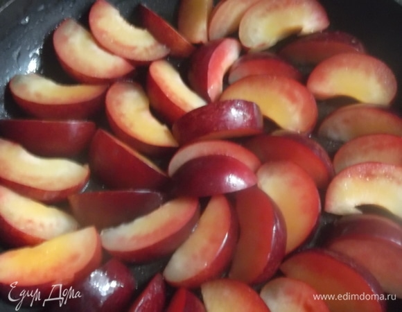 Сливы вымыть, разрезать пополам, удалить косточку. Каждую половинку разрезать еще на четыре части. Неразъемную форму смазать растительным маслом. Выложить сливы по всему дну посуды.