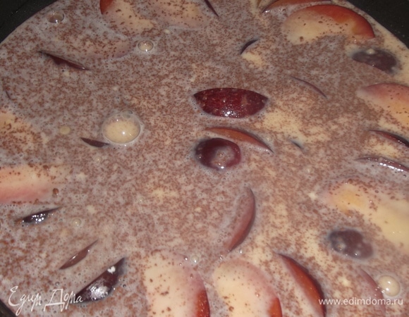 Заливаем им сливы. Ставим в заранее разогретую духовку при 160°C.