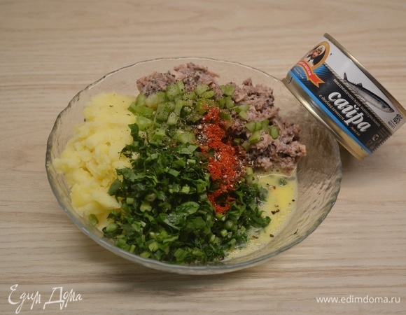 Картофель отварить в подсоленной воде до готовности, слить воду и растолочь в пюре. Дать остыть. С сайры ТМ «Капитан Вкусов» слить жидкость, при помощи вилки растолочь в однородную массу. Сельдерей нарезать мелким кубиком. Картофель, сайру, яйцо, зелень, сельдерей, манную крупу, соль, перец и паприку соединить и вымесить однородную массу.