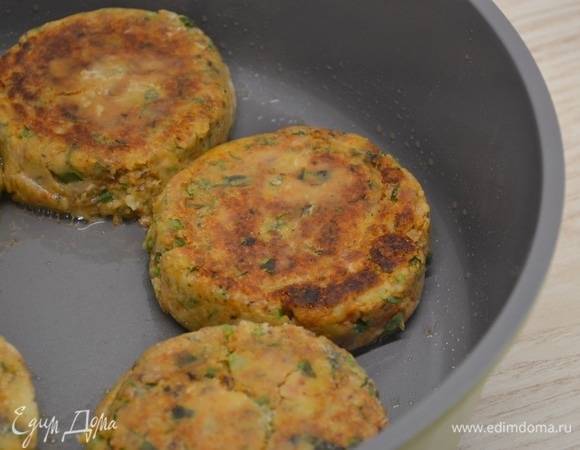 Сформировать котлеты, обвалять в муке и жарить на растительном масле по 6–7 минут с каждой стороны.
