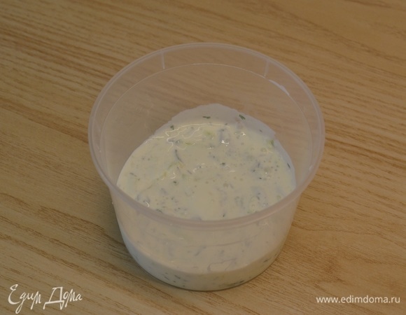 Для соуса: огурец натереть на крупной терке, отжать сок, чеснок и укроп мелко нарубить. Соединить сметану, огурец, чеснок, зелень, соль и перец.
