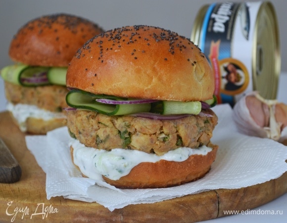 Сборка бургера: булочку смазываем соусом, затем кладем котлету, сверху — огурец, лук и опять булочку. Приятного аппетита!
