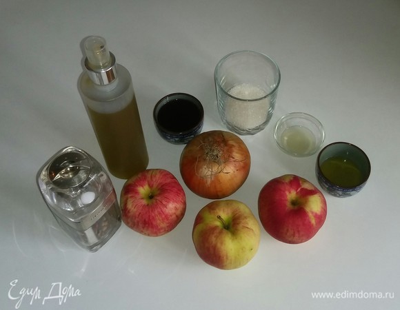 Вот все ингредиенты, необходимые для приготовления этого соуса.<br />
Я использовала кисло-сладкие яблоки, но вы можете брать любые, какие у вас есть. Мед тоже можно использовать любой, какой нравится. Нам понадобится 1 столовая ложка лимонного сока (у меня он уже в выжатом виде).<br />
Яблоки моем, лук очищаем от шелухи и приступаем к приготовлению соуса.