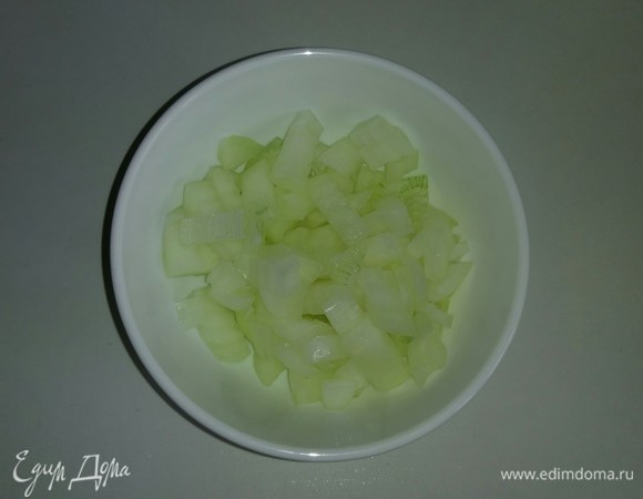 Лук тоже режем мелкими кубиками.