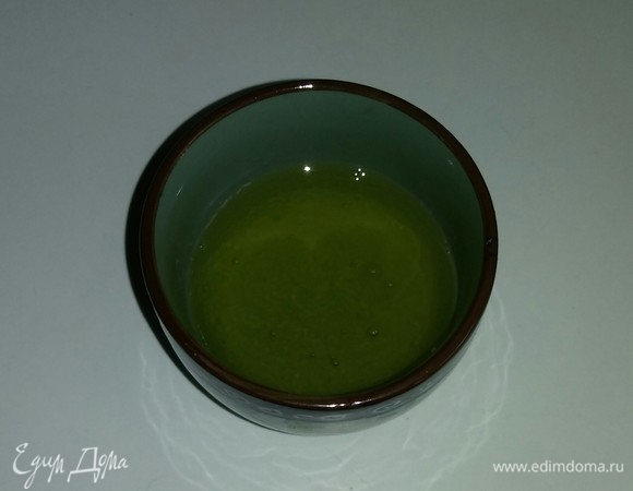 В мед добавляем выжатый лимонный сок и перемешиваем.