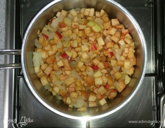 После этого добавляем в кастрюлю к луку нарезанные яблоки. Перемешиваем. Закрываем крышкой и тушим 10 минут.