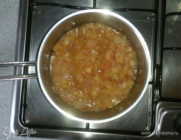 Добавляем в кастрюлю сахар, соль и молотую смесь перцев. Продолжаем тушить около 5 минут под крышкой, периодически помешивая, чтобы смесь не подгорала.