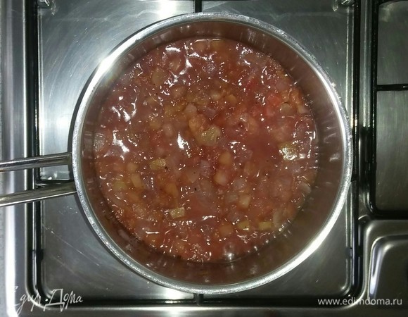 После чего добавляем в кастрюлю вино. Перемешиваем все. Закрываем крышкой и тушим около 10 минут, также периодически помешивая.